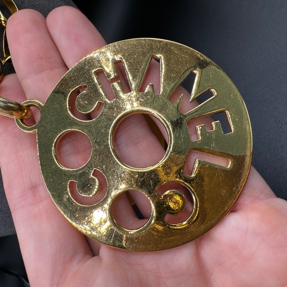 LOT 1431 24K gold plated CHANEL vintage necklace/belt chain with huge pendant - Picture 2 of 15